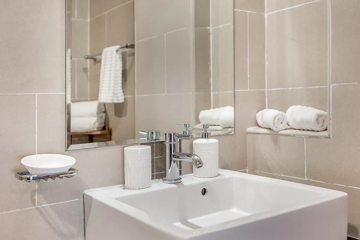 Skyline Retreat Sleeps 4 With Rooftop Pool-Dubai Marina Apartment United Arab Emirates