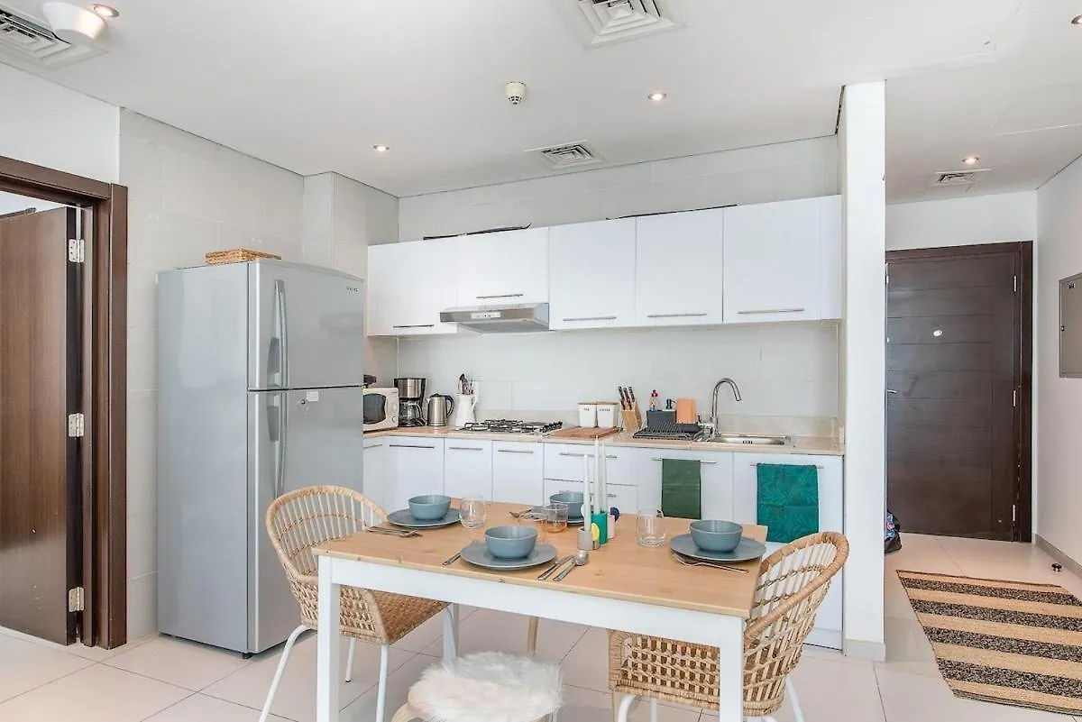 Skyline Retreat Sleeps 4 With Rooftop Pool-Dubai Marina Apartment