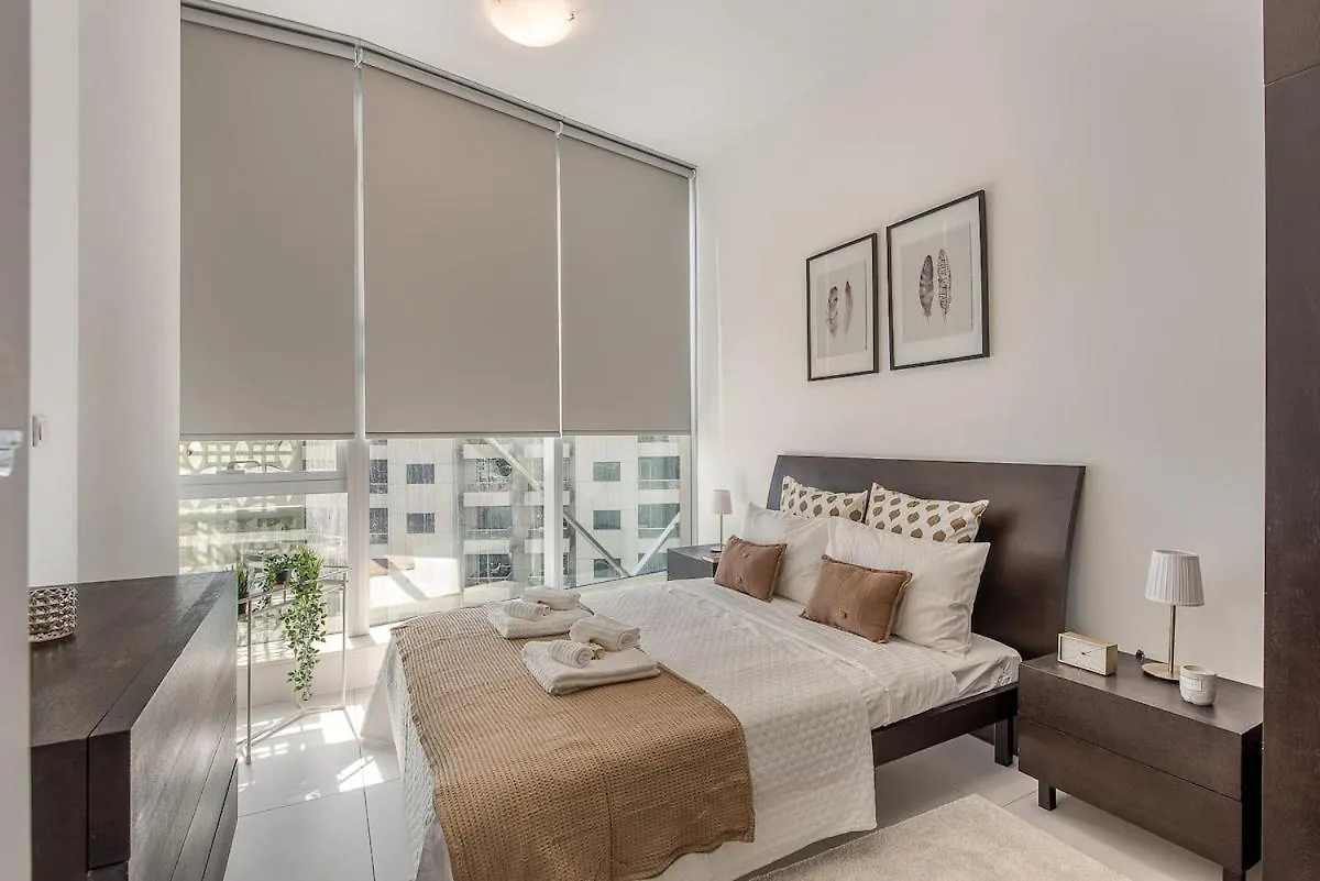 Skyline Retreat Sleeps 4 With Rooftop Pool-Dubai Marina Apartment