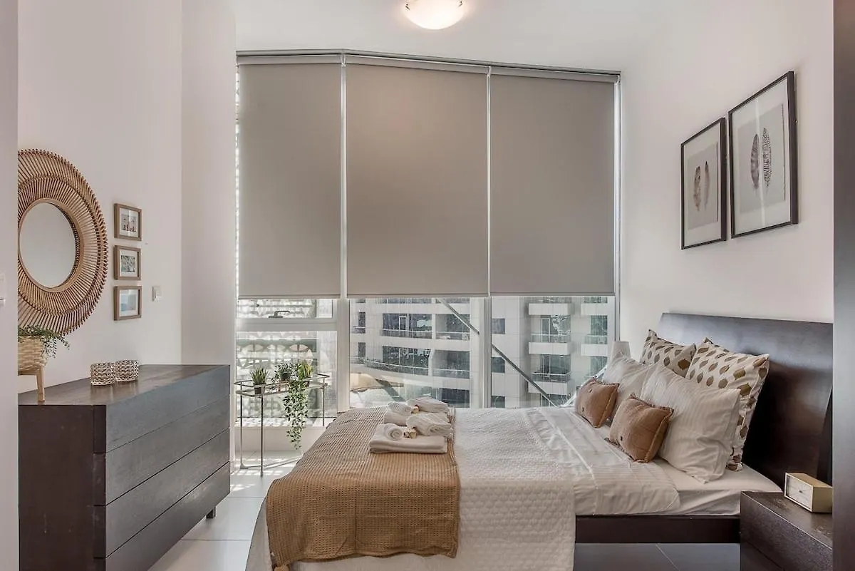 Skyline Retreat Sleeps 4 With Rooftop Pool-Dubai Marina Apartment United Arab Emirates