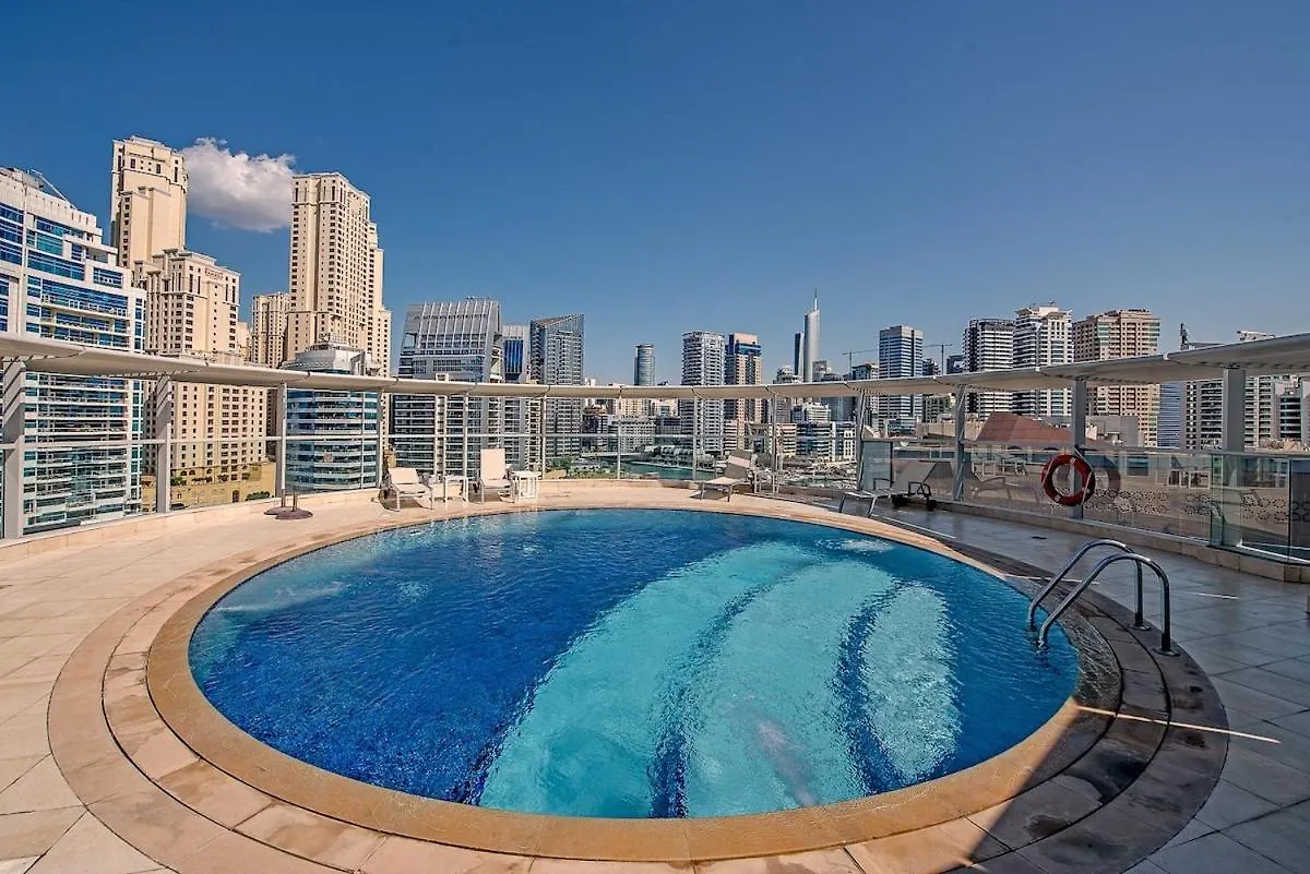 Skyline Retreat Sleeps 4 With Rooftop Pool-Dubai Marina Apartment