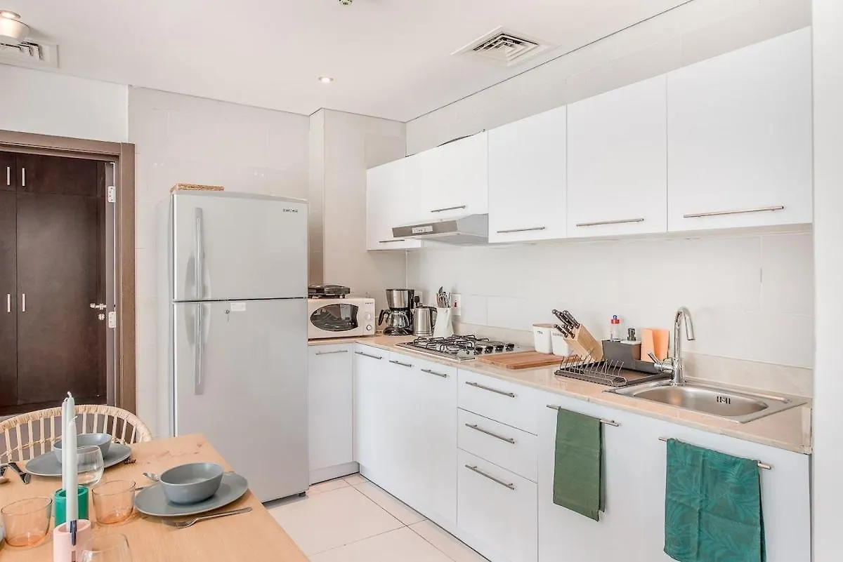 Skyline Retreat Sleeps 4 With Rooftop Pool-Dubai Marina Apartment