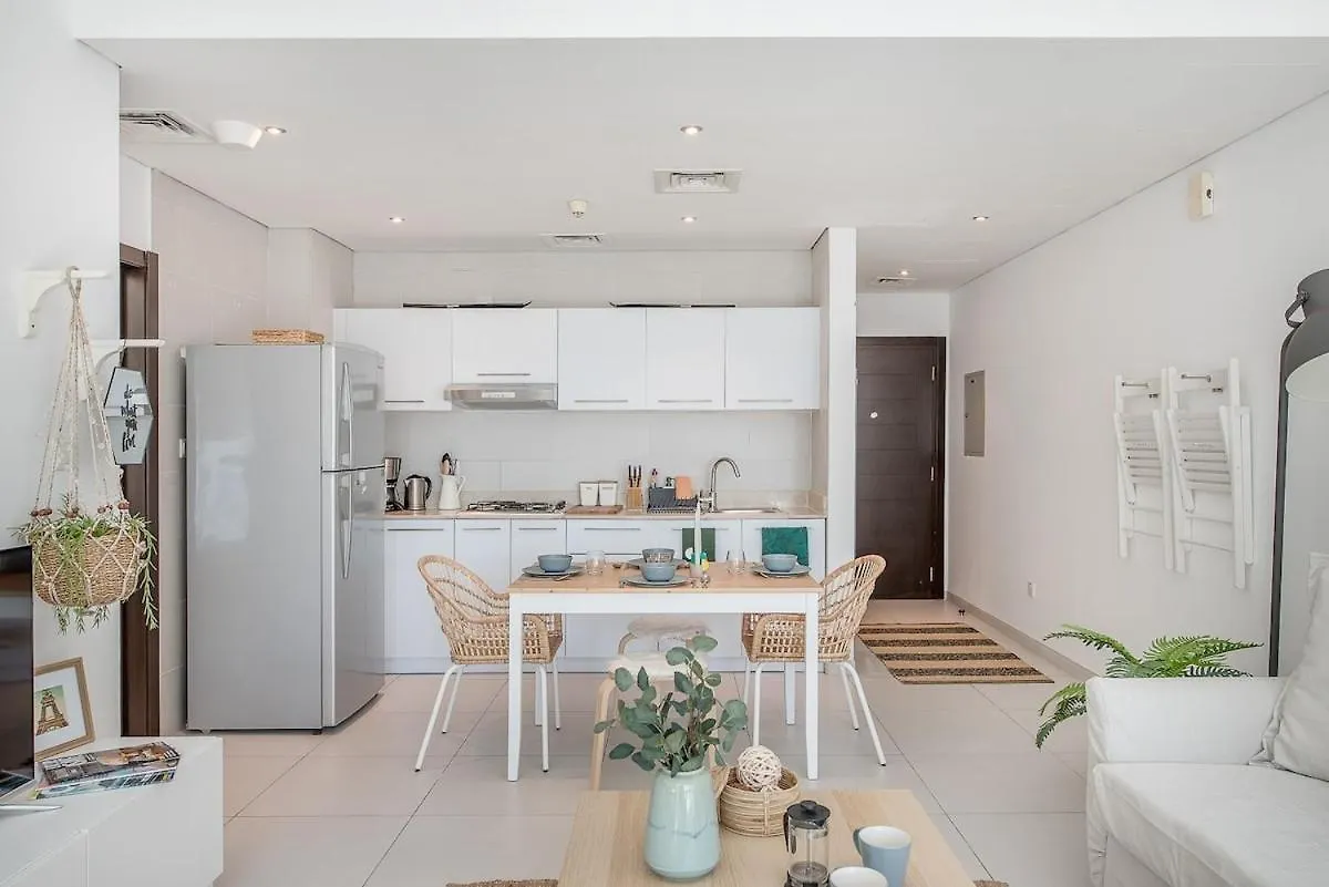Skyline Retreat Sleeps 4 With Rooftop Pool-Dubai Marina Apartment Dubai
